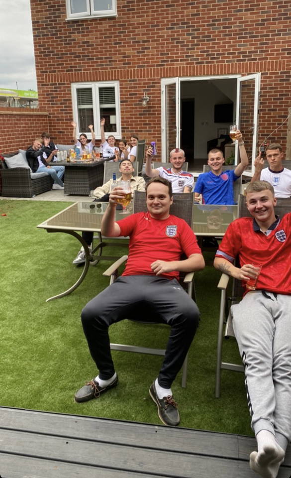 Bull dog wearing England tshirt