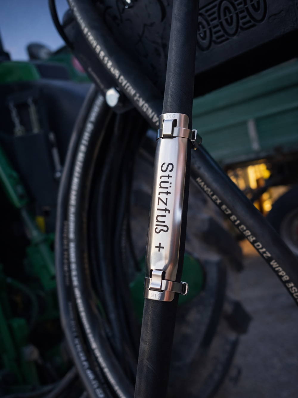 Robustes Edelstahlschild mit aufgelaserter Beschriftung für Maschinen und Anlagen