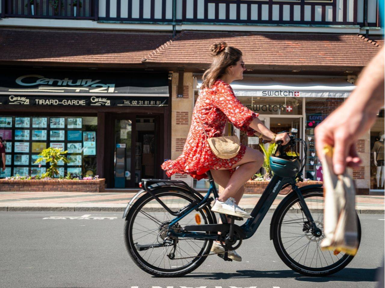 Une femme se déplace avec le vélo électrique qu’elle a pu acheter grâce aux aides à l’achat de Paris