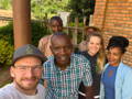 alentin, Ruhumuriza und Claudia vor der Kabila Washing Station, Gakenke, Mai 2025.