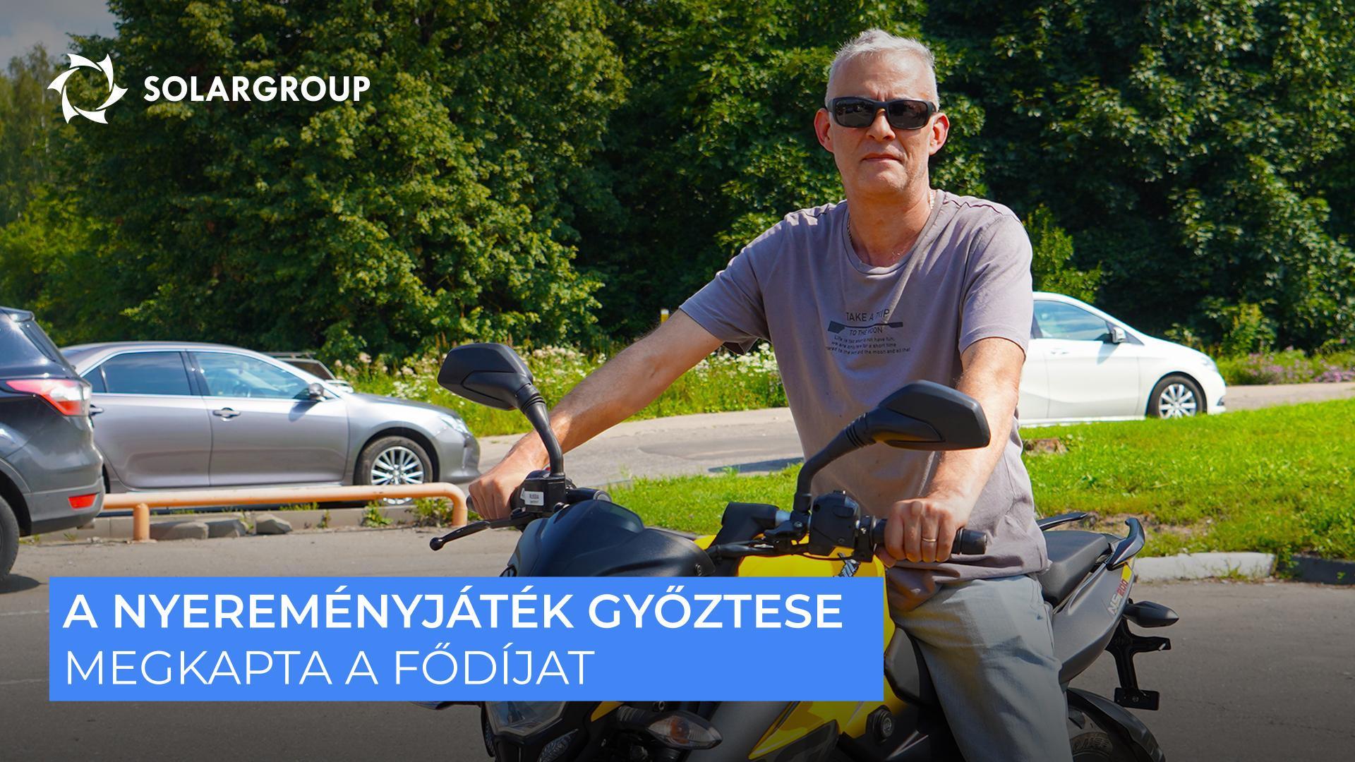 „Mindent meg tudunk csinálni saját magunk is, képesek vagyunk rá!" | Így adták át a nyereményt a lottó nyertesének.