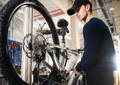 Mécanicien cycles Upway réparant un vélo électrique Cube