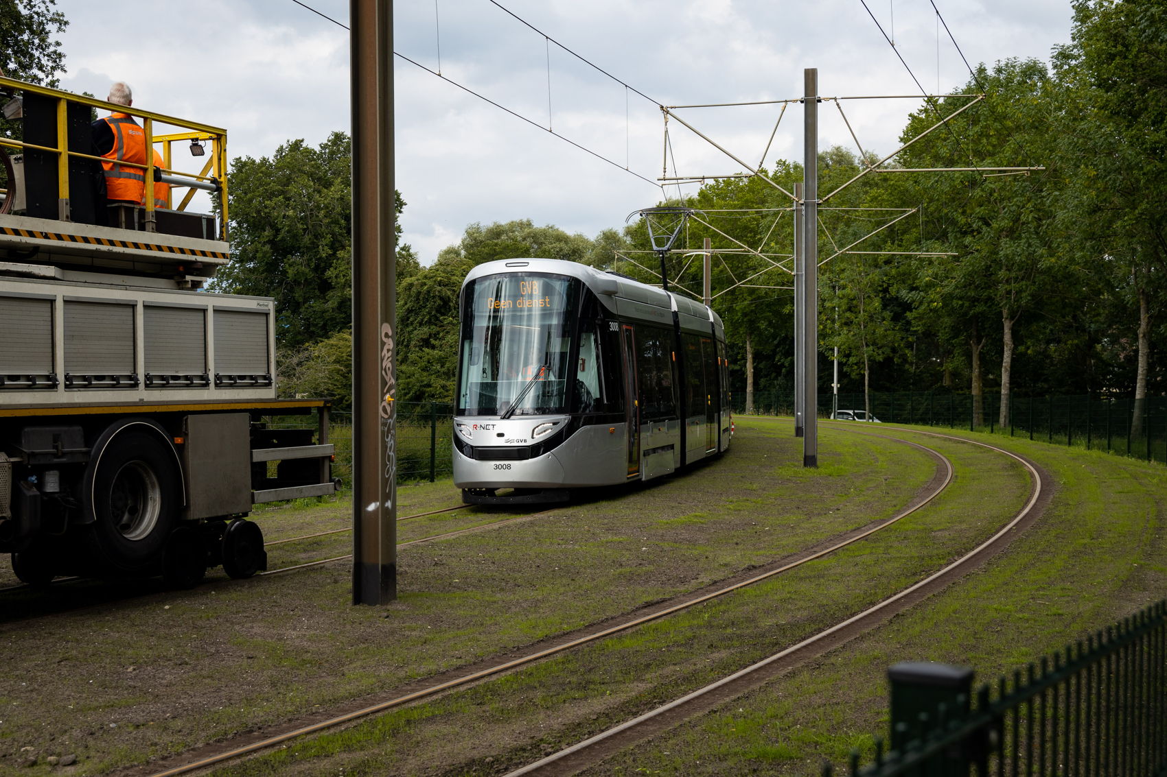 Nabij Brink op een bijna helemaal groene trambaan. Nabij Brink op een bijna helemaal groene trambaan.