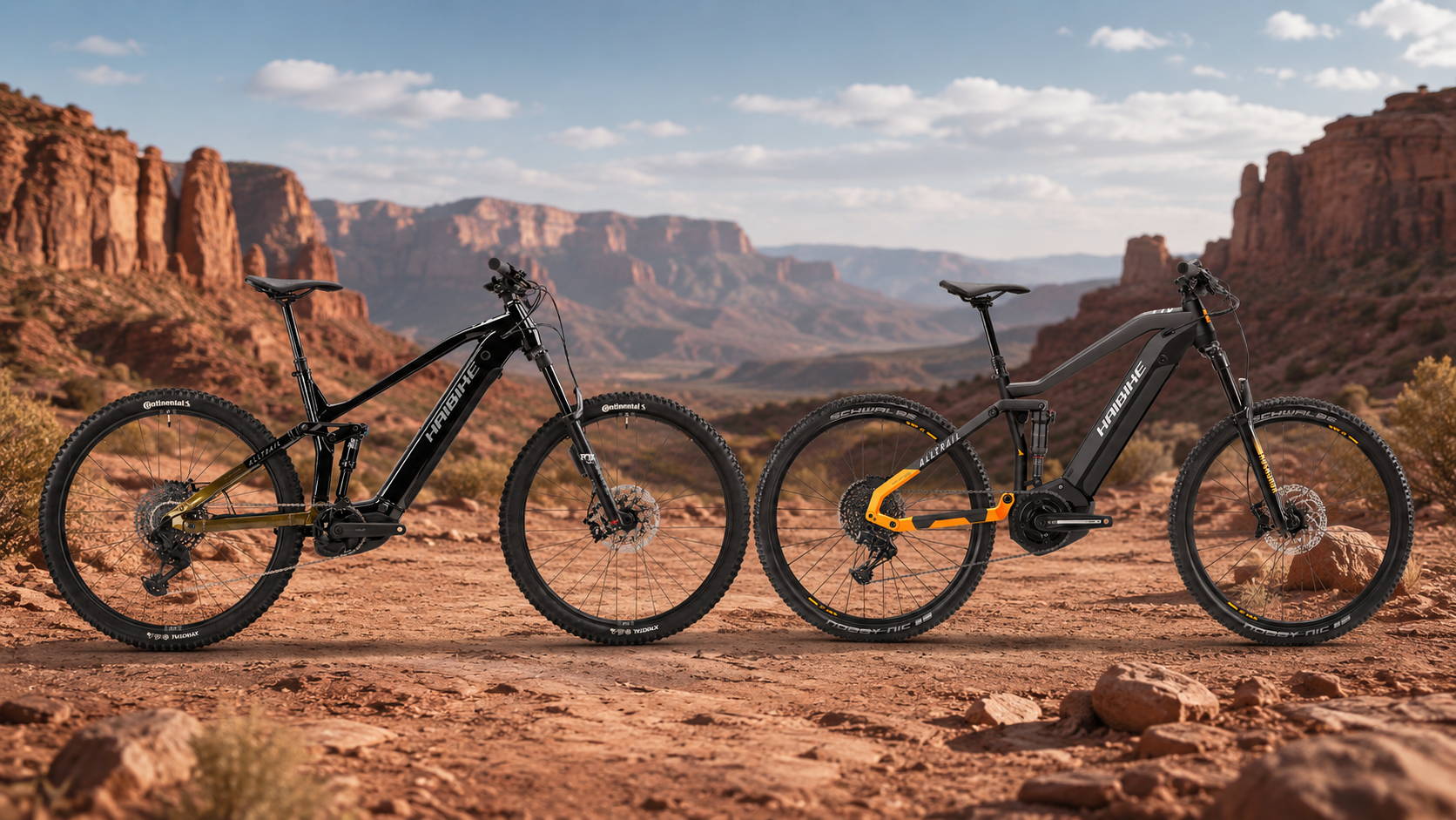 Twee Haibike full-suspension e-mountainbikes op een rood rotsachtig mountainbikepad, met canyonachtige rotsformaties en bergen op de achtergrond.