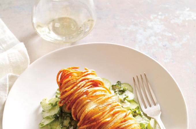 Morue enrubannée de pomme de terre et salade de concombre