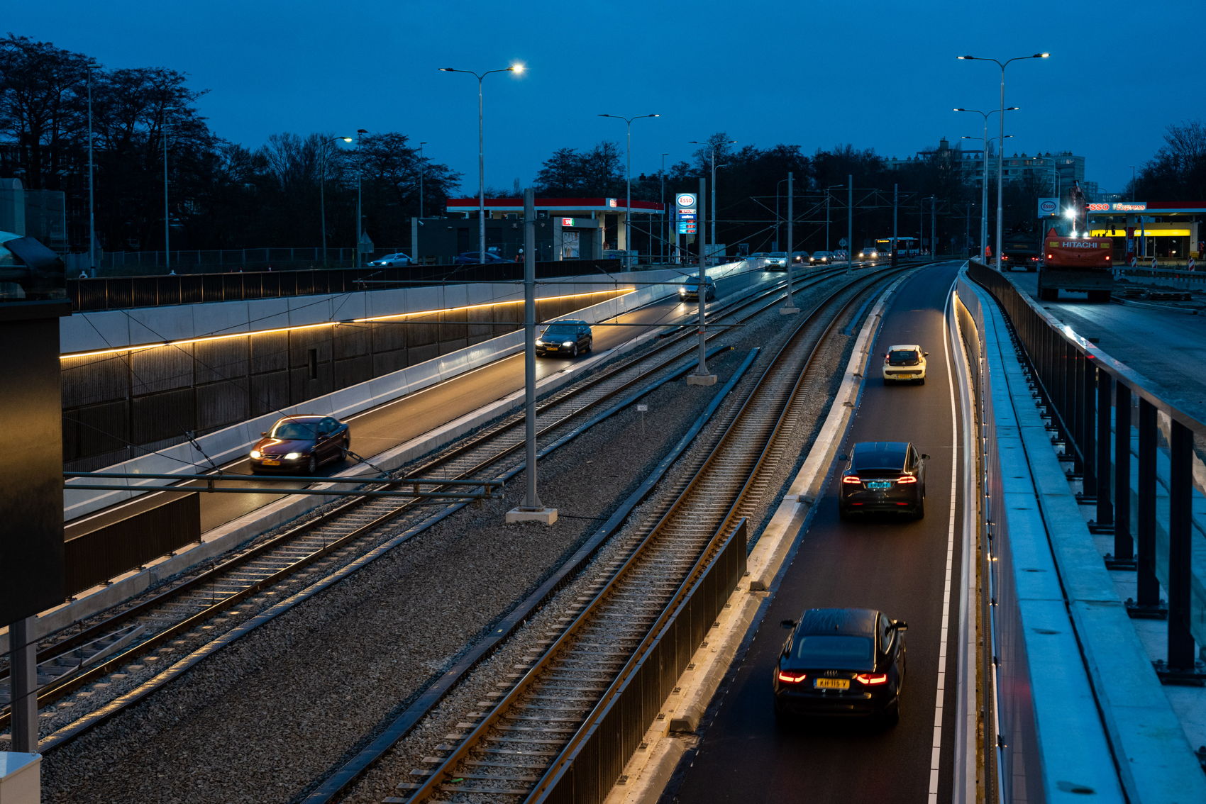 Na een weekend van non-stop werkzaamheden aan de weg, reden op maandagochtend 3 februari de eerste auto's door de verdiepte bak van Kronenburg. Na een weekend van non-stop werkzaamheden aan de weg, reden op maandagochtend 3 februari de eerste auto's door de verdiepte bak van Kronenburg.
