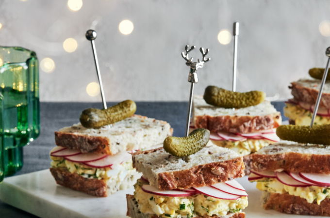 Sandwichs aux œufs, aux radis et aux cornichons