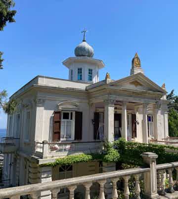 See historic villas and mansions