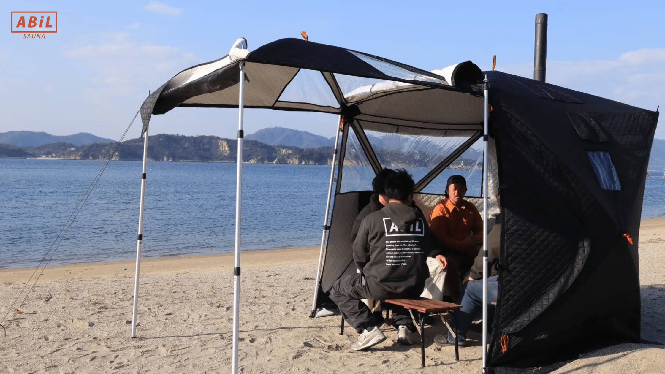 白石島の海辺でテントサウナを楽しむ観光客｜自然と一体になれる体験テントサウナ購入のコストパフォーマンスを伝える比較イメージ画像