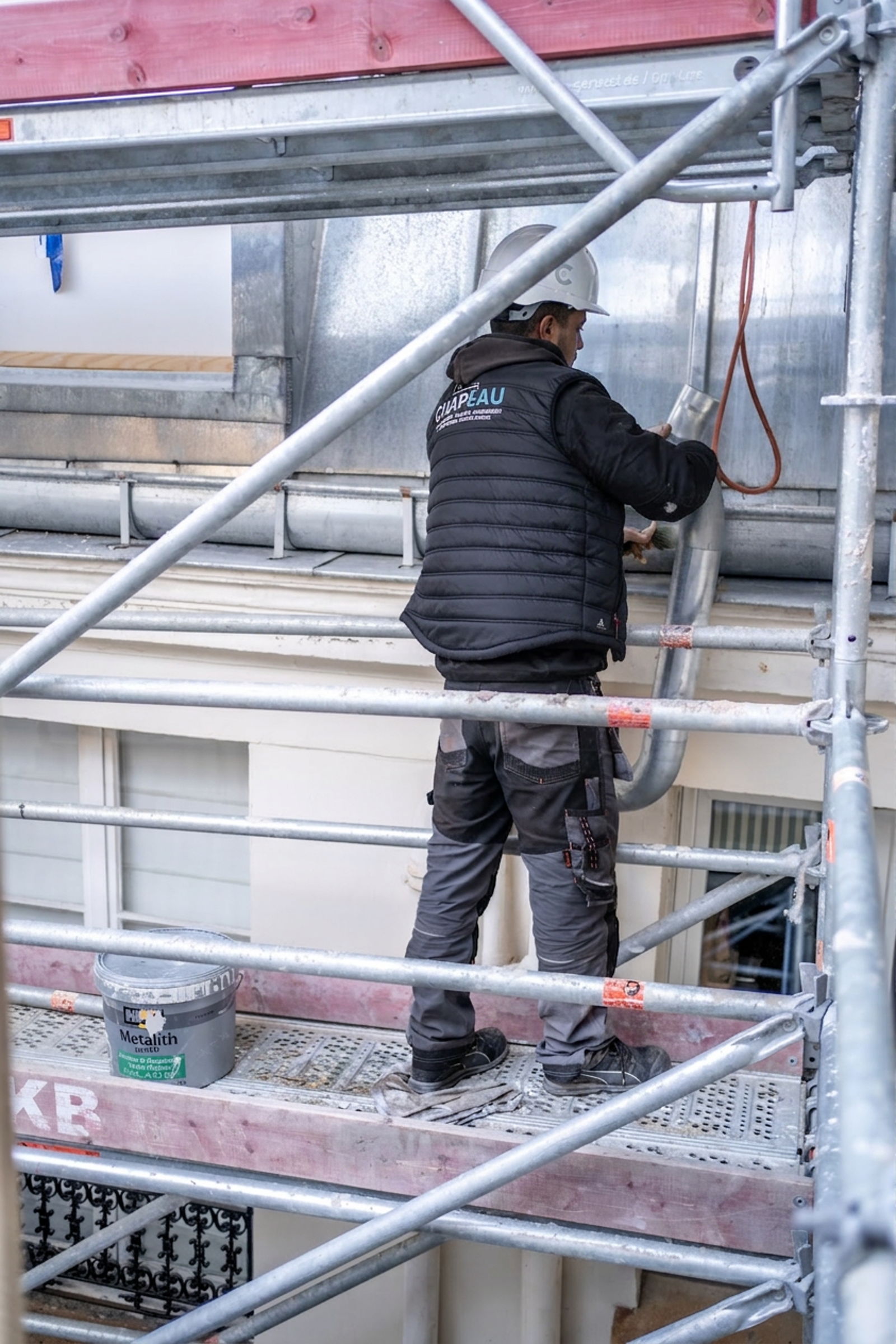 Travaux de façade sur échafaudage à Paris
