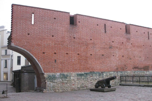 Вдоль крепостных стен Старого города.