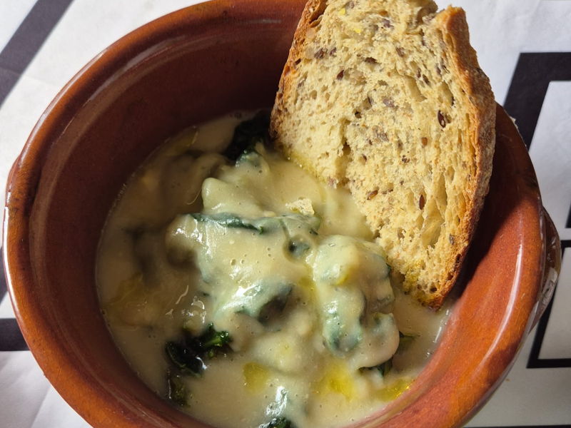 Corsi di cucina Bari: Un viaggio nei sapori della Puglia: fave e cicoria