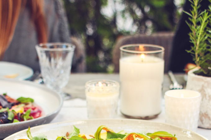 Salade d’asperges et de courgettes crues, noix de pin et parmesan