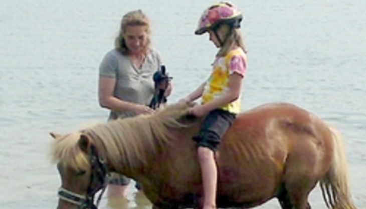 die reitzwerge mädchen auf pferd im wasser