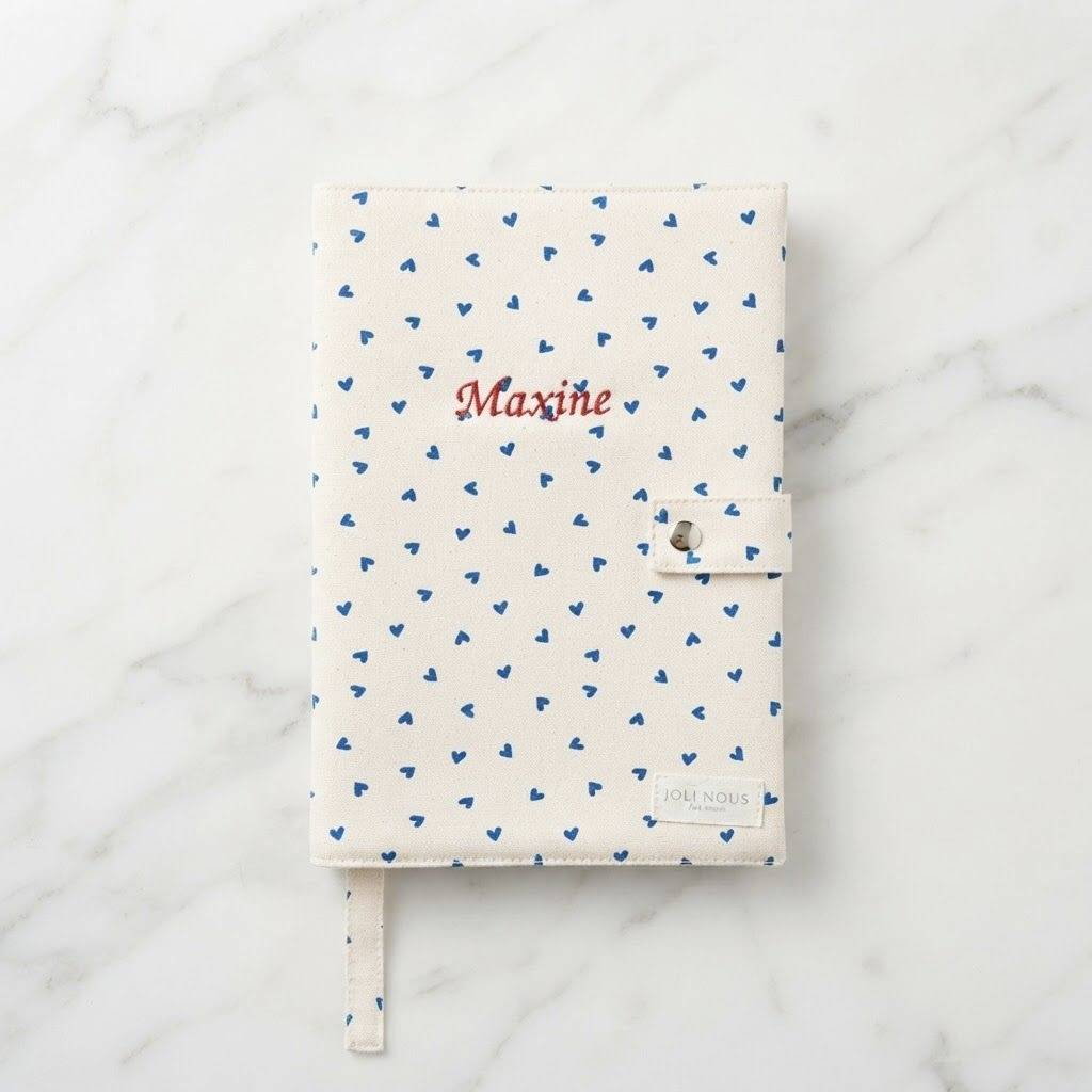 protège carnet de santé qualité bébé raffiné coeurs rouges pour bébé et enfant, en coton doux et bambou et respirant, certifié OEKO-TEX, idéal pour compléter une tenue d'enfant chic et confortable
