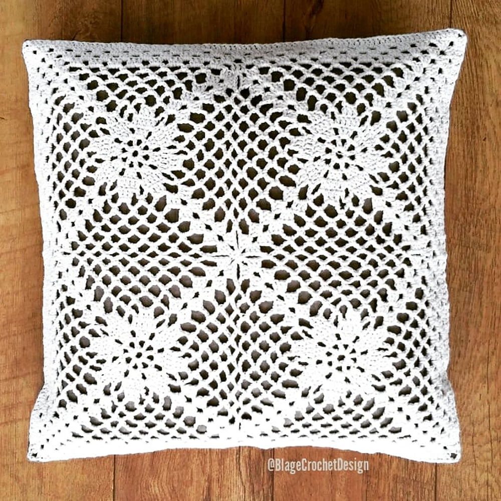 “La nostalgie” vintage crochet pillow cover