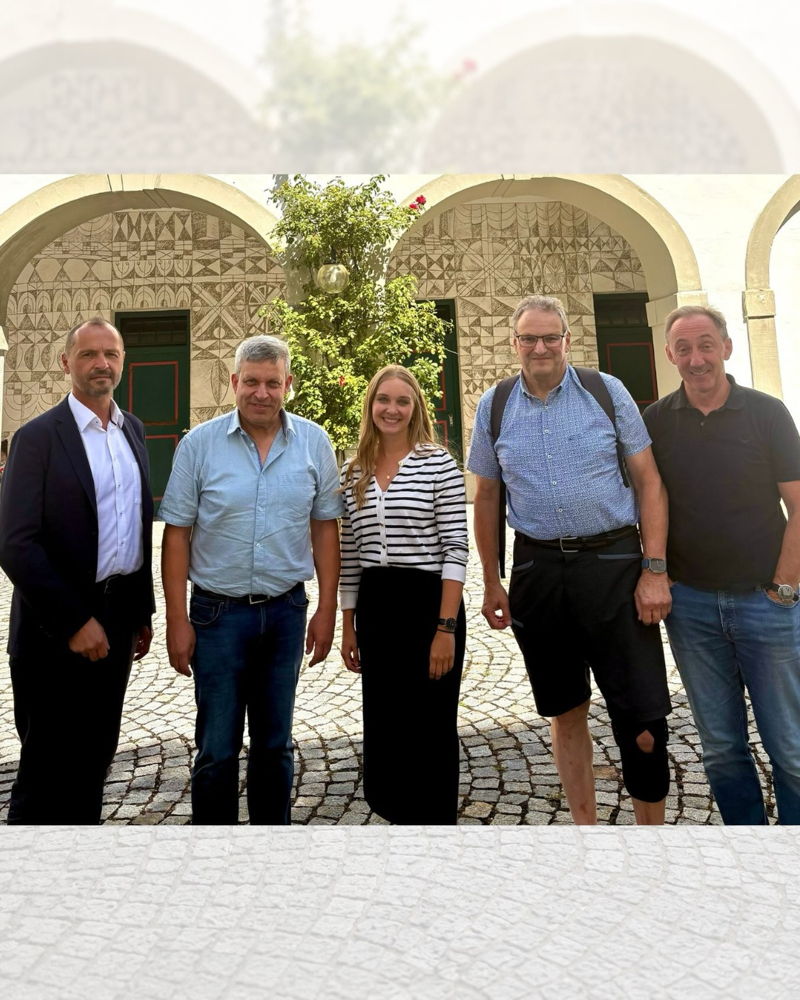 🤝 Gemeinsam Musik gestalten 🎶

Heute fand ein gemeinsamer Austausch zwischen dem Landeskonservatorium Tirol und dem Musikbund von Ober und Niederbayern statt.

Mit dabei waren Helmut Schmidt vom Landeskonservatorium Tirol, Thomas Kindl als Verantwort