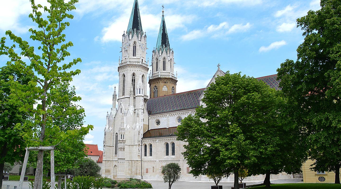  Vienna
- Klosterneuburg is an excellent real estate location. Get competent and comprehensive advice on buying a house, villa or apartment. Engel & Völkers Vienna.