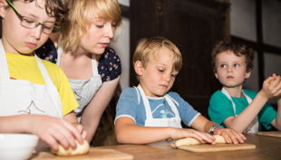 bielefelder bauernhausmuseum kinder kneten teig