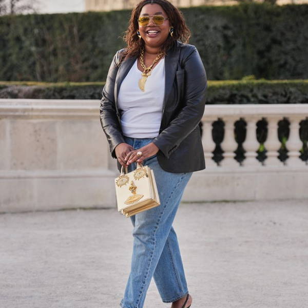 example of how to style light wash jeans for fall