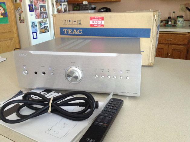 TEAC AI 2000 Distinction Series w remote, phono, box