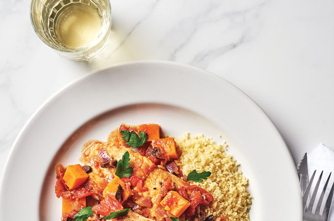 One pot d’escalopes de poulet, de patate douce et d’olives