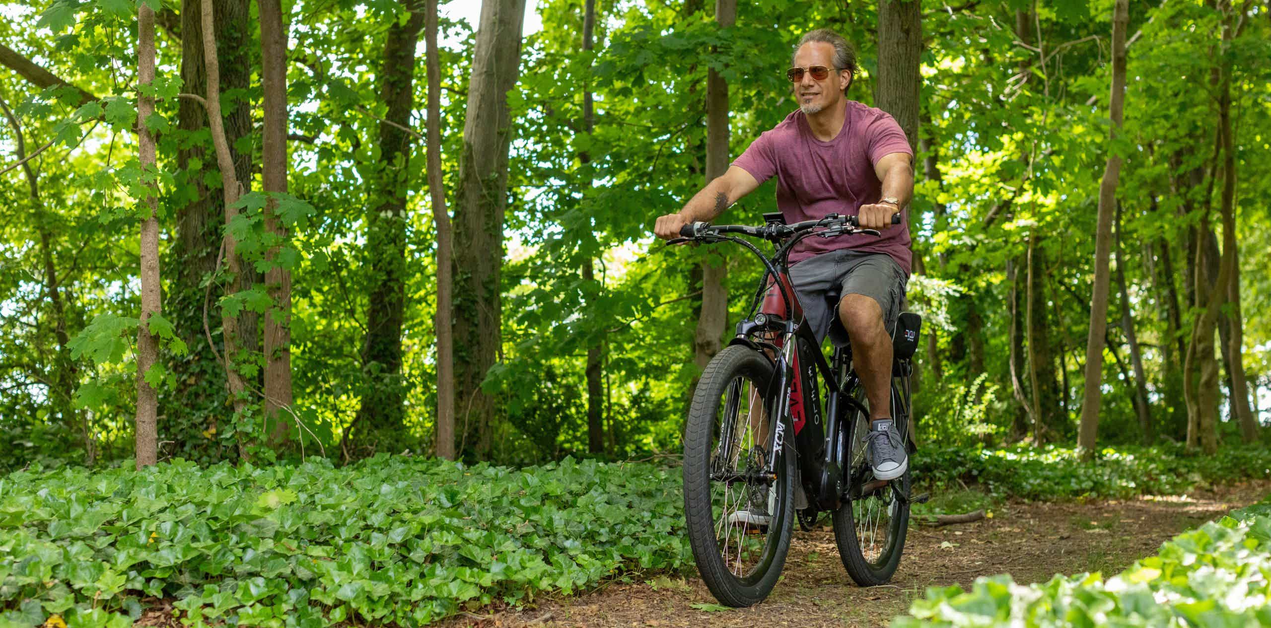 mujer en ruta de bicicleta reacondicionada electrica de montaña viendo el panorama