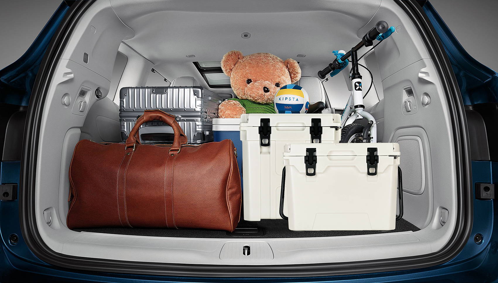 The cooler is placed in the trunk of the car together with other things, making it very portable.