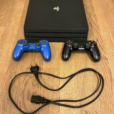 Playstation 4 Pro, inkl. 2 Controller
