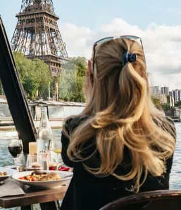 Elegant panoramic boat atmosphere