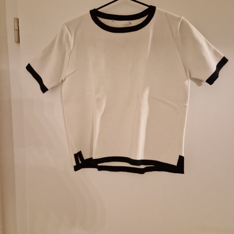 Kurzes T-Shirt weiss mit schwarzen Details