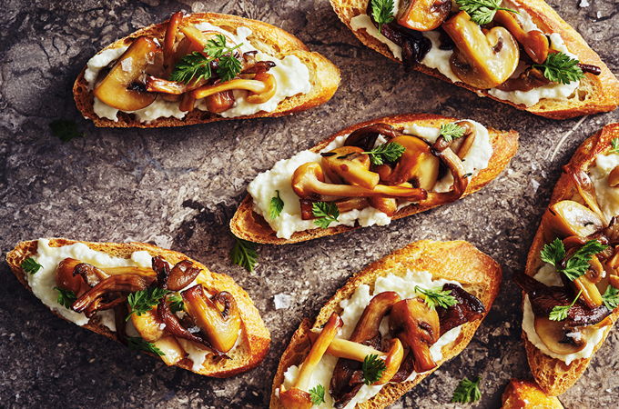 Crostinis aux champignons marinés