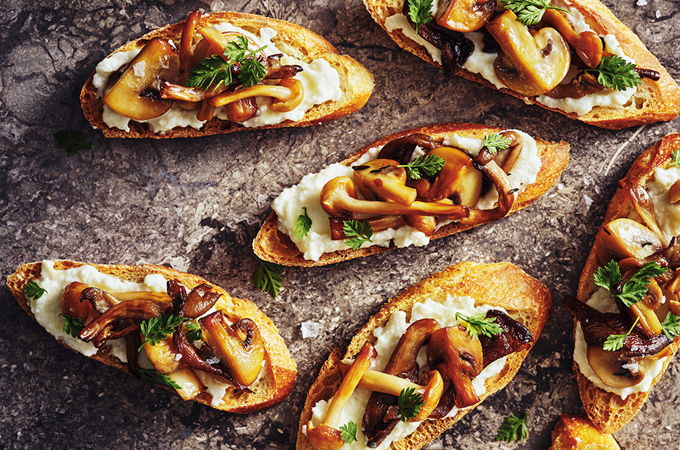 Crostinis aux champignons marinés