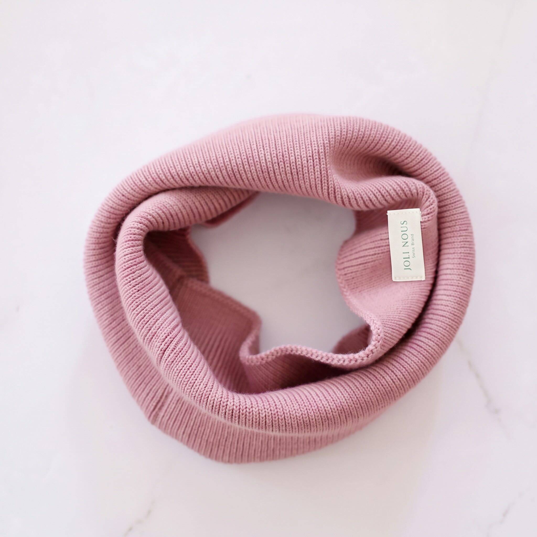 foulard pois bleu blanc élégant de la marque suisse Joli Nous, un accessoire premium pour bébé, alliant design raffiné et qualité exceptionnelle OEKO-TEX GOTS