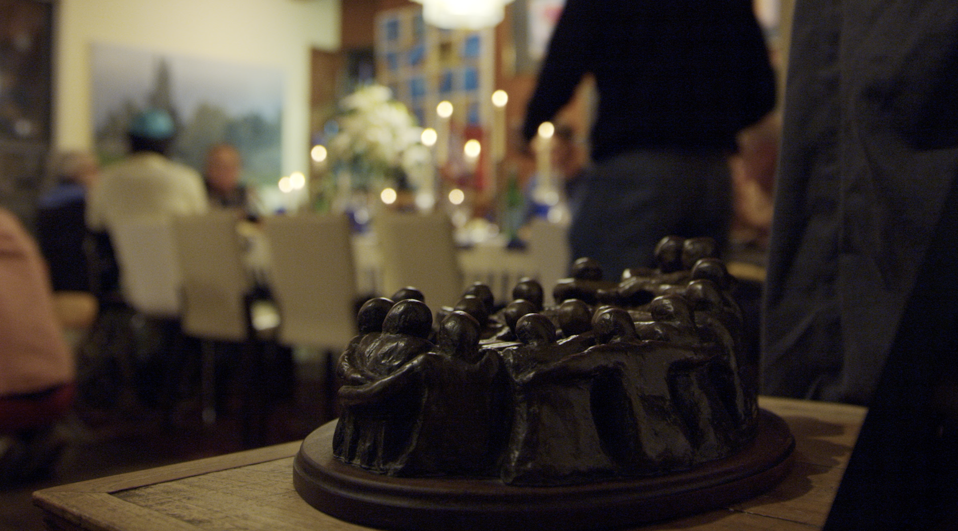 Esta escultura del marido de Trudy, Irving, que simboliza la familia y la unión, está en cada una de las casas de los Lehrer. 