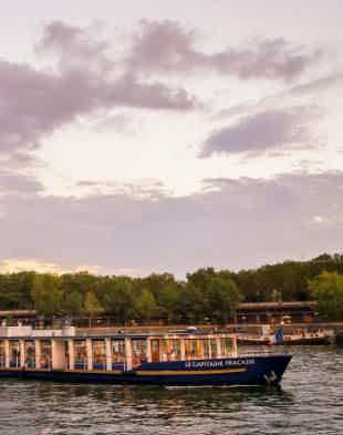Relax on a modern panoramic dinner boat