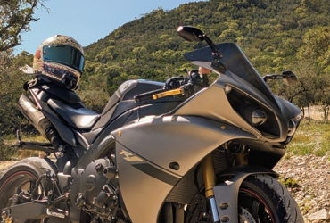 2014 YAMAHA YZF-R1 BLUE/WHITE motorcycle for rent near San Antonio, TX