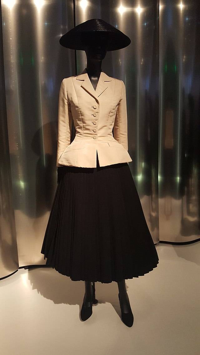 Dior swingkjole i Paris ved Louvre