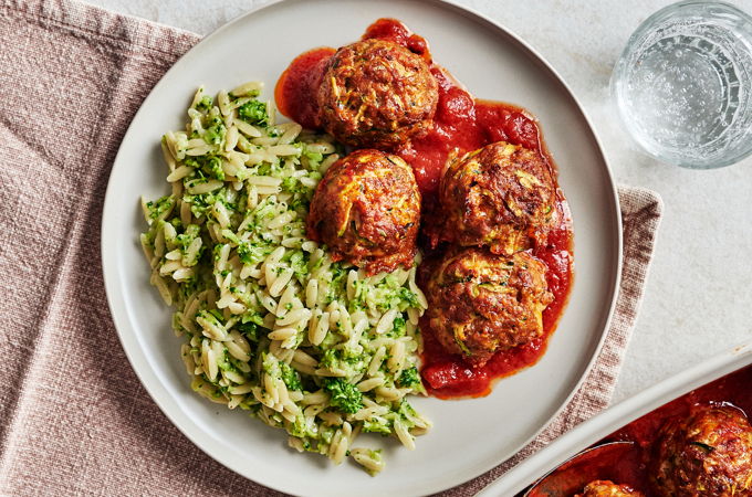 Boulettes de saucisses à la courgette, orzo au brocoli
