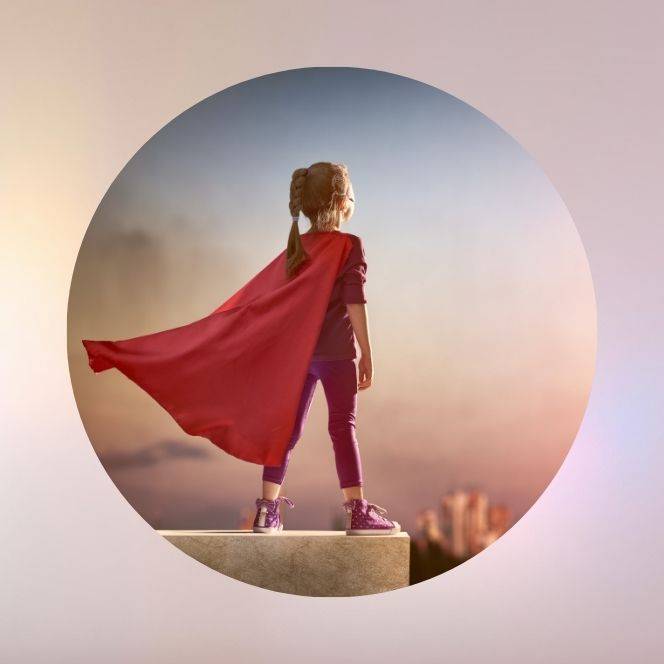 Enfant debout en cape rouge symbolisant la force intérieure – collection Bracelets Protection & Énergie pour renforcer la confiance, le courage et la vitalité.