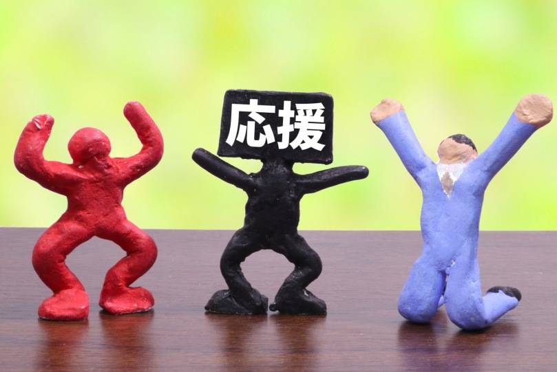 応援ポーズの紙粘土人形