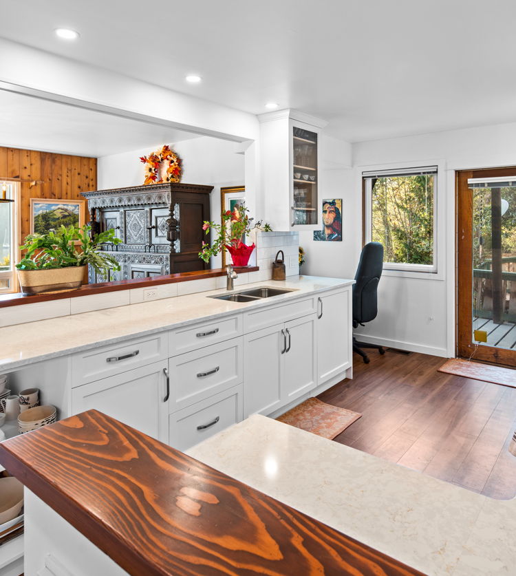 kitchen with wood-type flooring, natural light, microwave, electric cooktop, white cabinetry, pendant lighting, and light granite-like countertops
