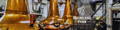 Logo distillerie Highland Park avec sa salle de distillation équipée d'alambics en cuivre traditionnels de type Pot Still en forme d'oignon