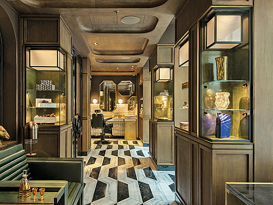 Puigcerdà
- En 2002, Tristan Auer a fondé son studio de design d'intérieur. Il se spécialise dans la décoration luxueuse et travaille pour des marques de luxe renommées.