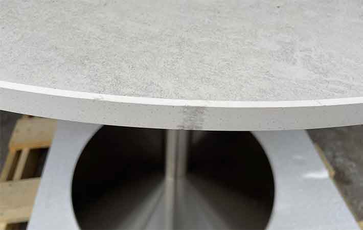 Gartentisch mit Keramik