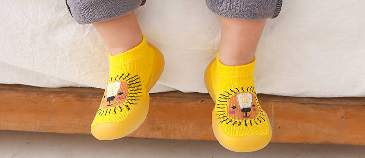 Toddler wears Momifies baby shoes
