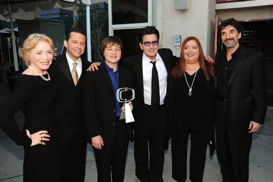 Image may contain: John Cryer, Charlie Sheen, Conchata Ferrell, Angus T. Jones, Blazer, Clothing, Coat, and Formal Wear