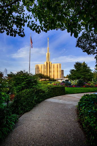 A pathway leading up to the Seattle Temple.