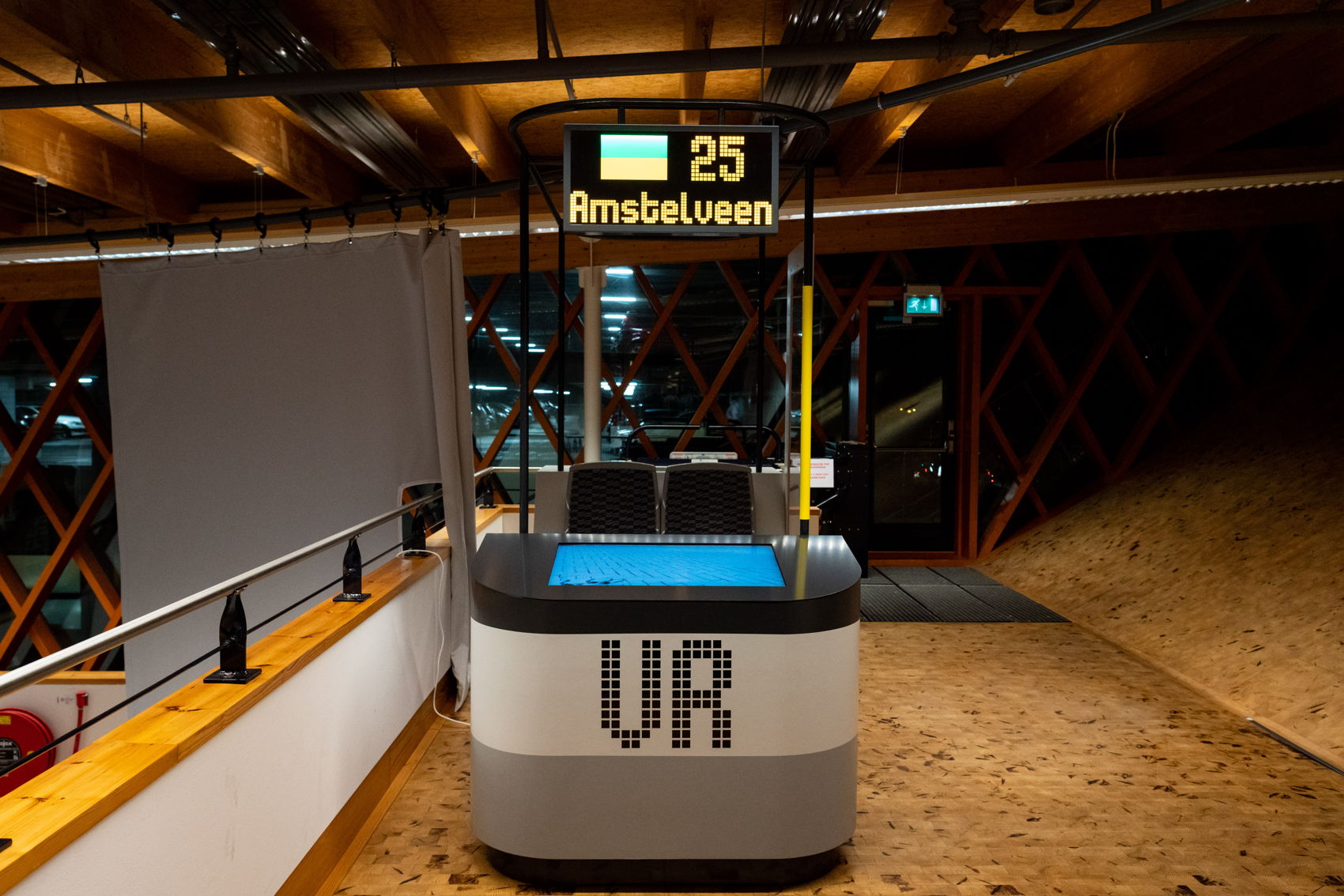De nieuwste virtual reality beleving in Amstelveen InZicht is geïnspireerd op de nieuwe 15G tram in R-net stijl. Het bankje komt nog uit de 'mock up' van 2017. De lijnkleuren van tram 25 worden trouwens blauw/wit/blauw, net als bij de voormalige tram 25. De nieuwste virtual reality beleving in Amstelveen InZicht is geïnspireerd op de nieuwe 15G tram in R-net stijl. Het bankje komt nog uit de 'mock up' van 2017. De lijnkleuren van tram 25 worden trouwens blauw/wit/blauw, net als bij de voormalige tram 25.