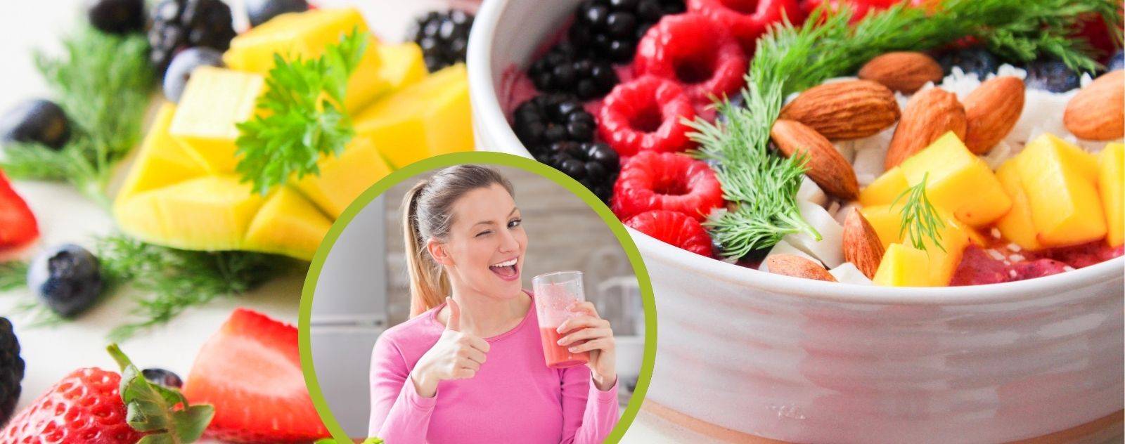 Salade de fruits frais avec baies et amandes, régime alimentaire sain pour soutenir la détoxification hépatique avec une femme souriante.